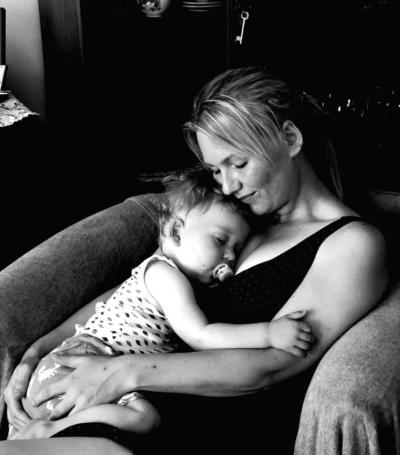 Mia Maja Holst Manstrup, med barn, til artiklen 'Mia Maja fik en fødselspsykose. Men det var psykiatrien, der knækkede hende'