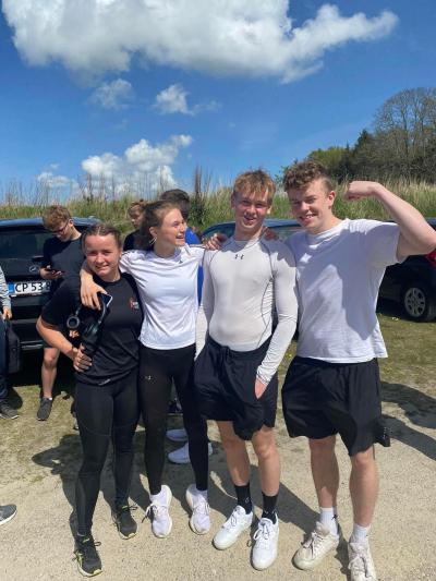 Fire elever poserer i deres sportstøj