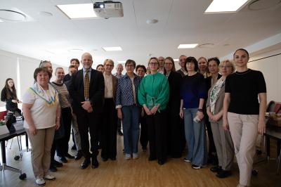 1. maj 2024, delegation fra Ukraine besøger Psykiatrifonden for at høre mere om Mind My Mind. Nr. 4, 5 og 6 fra venstre er henholdsvis Psykiatrifondens formand psykiater Torsten Bjørn Jacobsen, direktør Marianne Skjold, og forskningsleder, klinisk professor Pia Jeppesen.  Ved siden af hende ses den ukrainske delegationsleder Oksana Zbitnieva, som leder Coordination Center for Mental Health of the Cabinet of Ministers of Ukraine og er leder af den ukrainske NGO "BARRIERFREE".