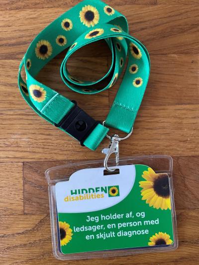 ”Solsikkesnoren”, der viser, at man er eller er sammen med en person med en usynlig sygdom.