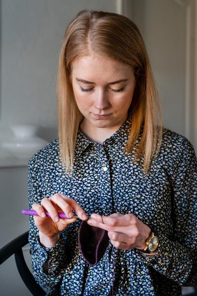 Amalie koncentrerer sig om sine strikkepinde
