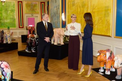 Direktør Marianne Skjold og formand Torsten Bjørn Jacobsen, Psykiatrifonden, taler med Psykiatrifondens protektor gennem 20 år, H.M. Dronningen, om organisationens 30-års jubilæum