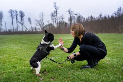 Gitte leger med sin hund