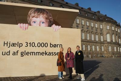 Glemmekassen, 22. oktober 2022: Socialminister Astrid Krag, S, taler med henholdsvis vicedirektør Helle Tilburg Johnsen, Børns Vilkår, og direktør Marianne Skjold, Psykiatrifonden. Foto: Cecilie Petit