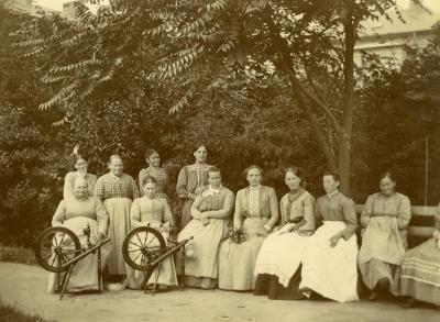 Have, kvindeside: Kvindelige patienter fotograferet i haven på Middelfart Sindssygeanstalt omkring år 1900. Middelfart Byarkiv. til artiklen 'Nyt museum om psykiatriens historie i Danmark'