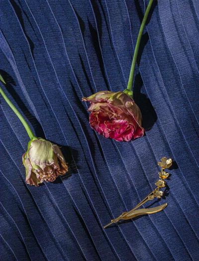 Husk Hinanden Blomsten pin ved siden af blomster