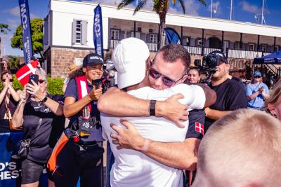 Kenni Hansen, der måtte forlade den specialbyggede robåd efter de første 600 sømil på grund af sygdom, giver og får en bjørnekrammer