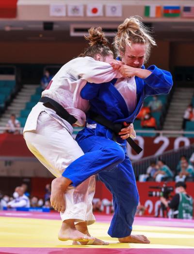 Lærke i aktion på gulvet i nærkamp 