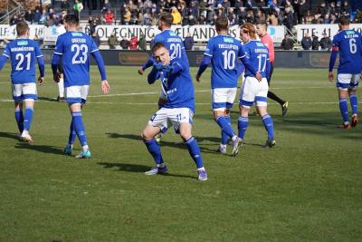 Magnus står på fodboldbanen og poserer med pegende fingre