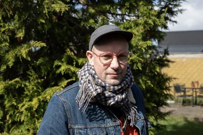 Hugos far, Morten Adamsen, til artikel, tema om forskelsbehandling