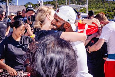 Når man ikke har set sin familie i 43 døgn, 1 time og 35 minutter, skal der lange kram til