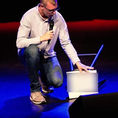 Oliver Ljunggren, Psykisk Sjov, scene 2 sløret skilt