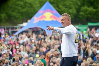 Riffi står på scenen og peger ud på publikum