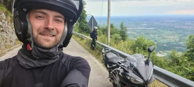 Thomas Teisen og motorcykel, Italien 2019, til artiklen 'Fra kaos til klarhed - Man er aldrig sin diagnose'