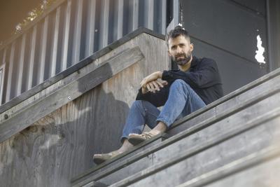 Martin Mikkelsen sidder på lægterne