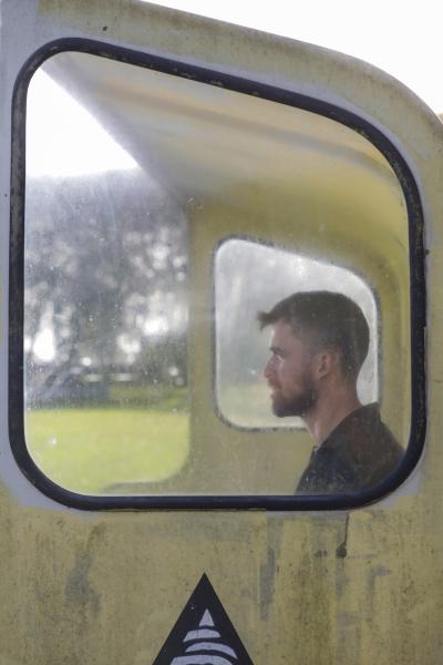 Martin Mikkelsen sidder i et fodboldskur ved en fodboldbane