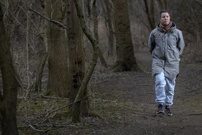 Lau går inde i skoven