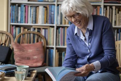 Anne Lindhardt griner med bogen i hånden