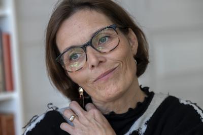 Anne Lise Marstrand-Jørgensen med et smilende, tænksom blik 