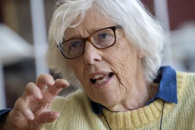 Anne Lindhardt taler og gestikulerer