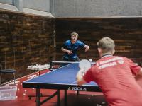 Den danske bordtennisstjerne og OL-helt Anders Lind spiller bordtennis