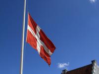 Flag, på halv, til artiklen "At tale om døden og lytte til sorgen"