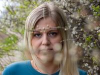 Claudia portræt 2, kørekort, tema om forskelsbehandling