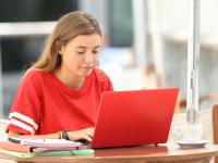 Elev skriver på sin computer