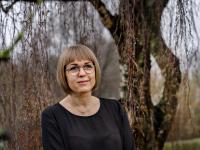 Gitte portræt foran træ