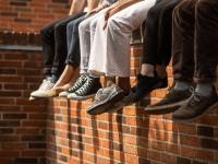 Gruppe, sidder, fødder, række, væg, ben, sko