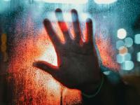 Chatbots som terapeut, hånd på rude