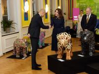 Dronningen taler med kunstner Benjamin Abana, hvis elefant-kunstværk reflekterer hans nigerianske fars liv med skizofreni. I baggrunden ses Marianne Skjold, Psykiatrifondens direktør, og Torsten Bjørn Jacobsen, psykiater og formand for Psykiatrifondens bestyrelse