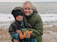 Maria Wendelboe Forsberg og sønnen Bastian, til artiklen ”Man støder bare panden mod muren. Hele tiden”