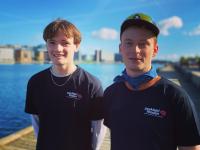 Tobias og Frederik står ved siden af hinanden iført Psykiatrifondens logo