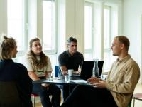 Mænd, kvinder, samtale, sidder, bord, møde, uskarp baggrund