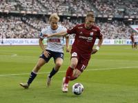 Magnus i en 1v1-situation med bolden