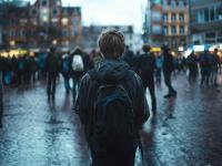 Person, set bagfra, står alene