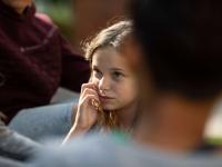 Pige, lytter, koncentreret, uskarp forgrund