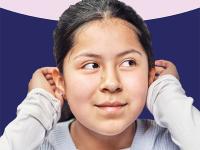 Barn, der holder hænder bag ørerne