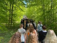 En flod af elever går gennem skoven