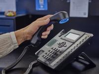 Billede af en telefon, hvor røret bliver taget