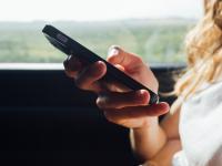 Chatbots som terapeut, kvinde med mobiltelefon