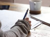 Billede af en kvinde der skriver