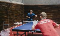 Den danske bordtennisstjerne og OL-helt Anders Lind spiller bordtennis