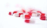 Medicinkapsler i rød og hvid