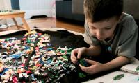 Dreng leger med Lego
