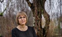 Gitte portræt foran træ