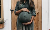 Gravid holder om sin mave
