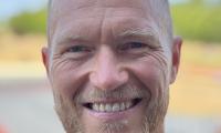 Portrætbillede af en smilende Kristoffer Henriksen