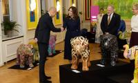 Dronningen taler med kunstner Benjamin Abana, hvis elefant-kunstværk reflekterer hans nigerianske fars liv med skizofreni. I baggrunden ses Marianne Skjold, Psykiatrifondens direktør, og Torsten Bjørn Jacobsen, psykiater og formand for Psykiatrifondens bestyrelse